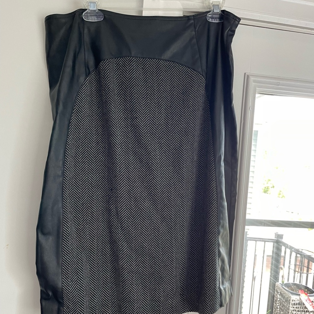 New Without Tags Gray Black Chevron Pattern Front
